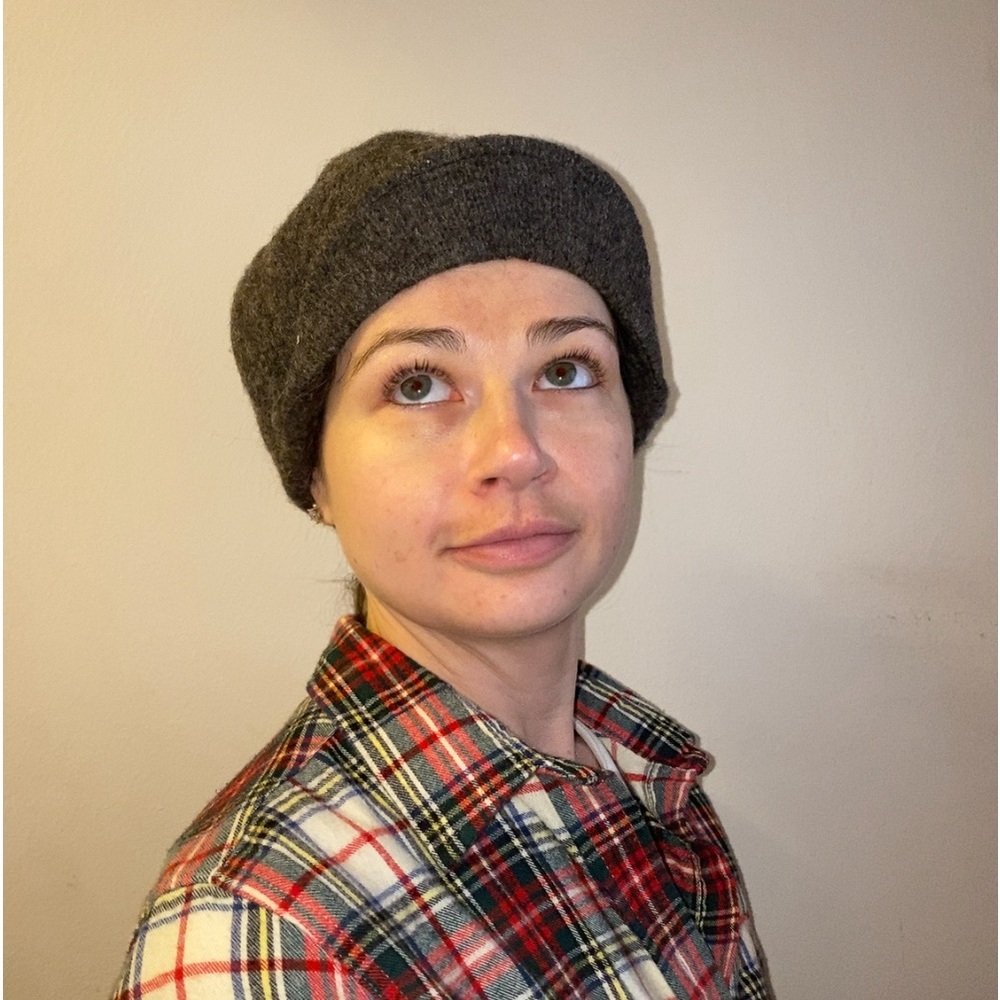 Grey Newsboy Beret Cap new without tags one size worn only for these photos